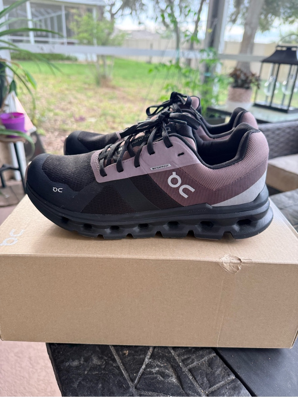 On Cloud Running Cloud-surfer Waterproof black and Mauve worn once!!!